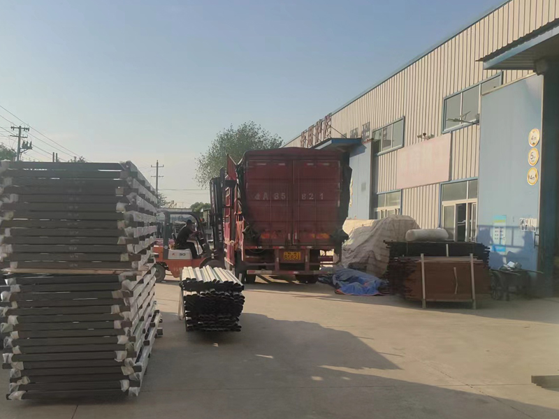 金用護欄2022年9月9日鋅鋼玻璃欄桿裝車發(fā)貨！