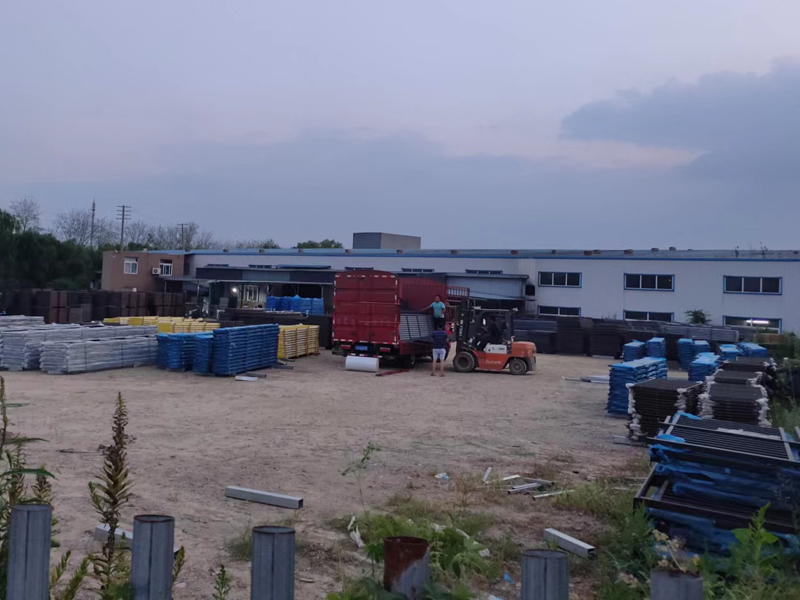 金用護(hù)欄2022年9月20日鋅鋼百葉窗裝車發(fā)貨！