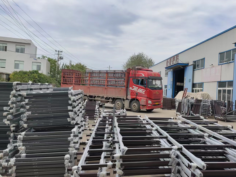 金用護欄2022年9月22日鋅鋼玻璃欄桿裝車發(fā)貨！