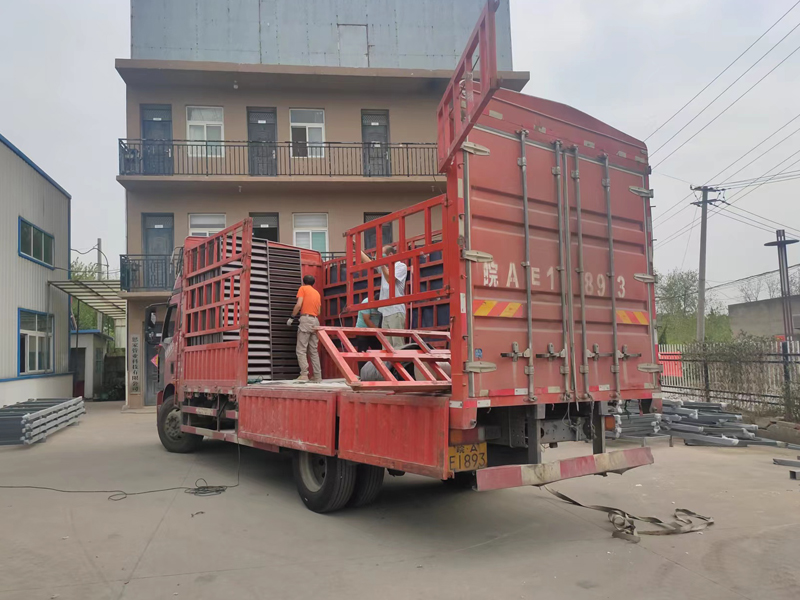 金用護欄2022年9月27日鋅鋼百葉窗裝車發(fā)貨！