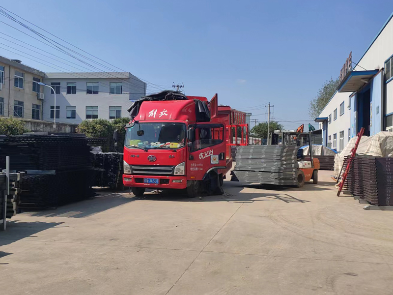 金用護(hù)欄2022年10月15日鋁合金百葉窗裝車發(fā)貨！