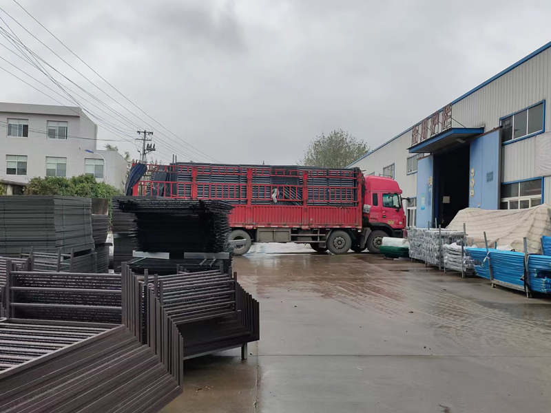 金用護欄2022年10月27日鋁合金百葉窗裝車發(fā)貨！