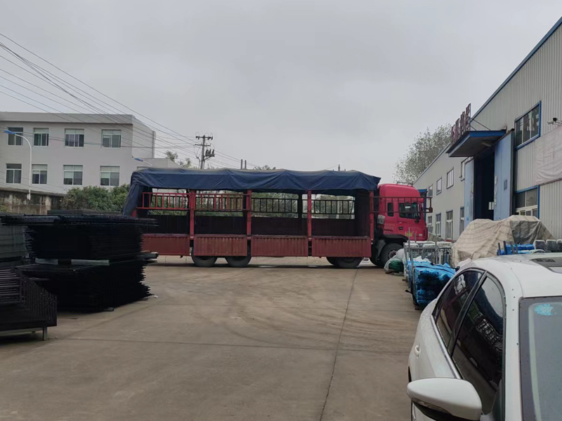 金用護欄2022年10月31日鋅鋼圍墻護欄裝車發(fā)貨！