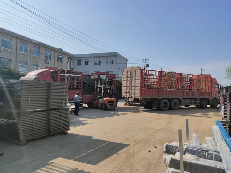 金用護(hù)欄2022年11月2日鋅鋼護(hù)窗欄桿裝車發(fā)貨！