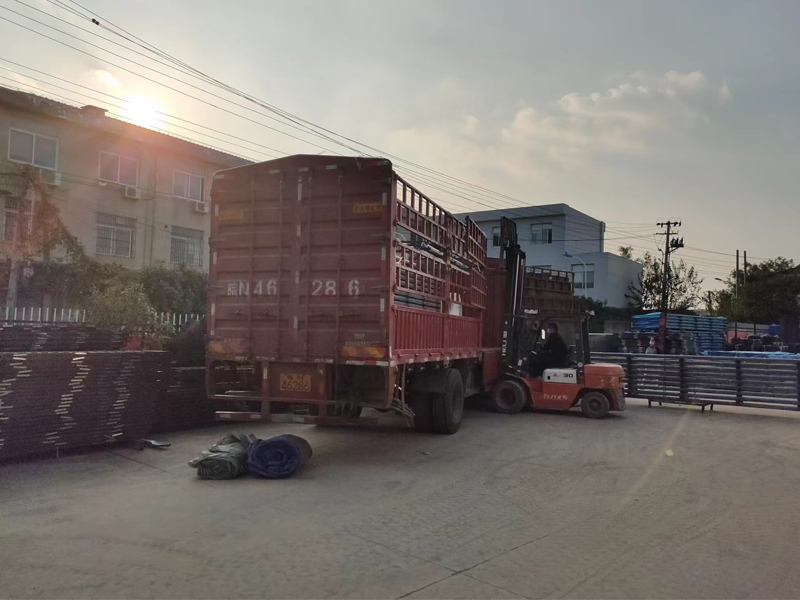 金用護(hù)欄2022年11月8日鋅鋼玻璃護(hù)欄裝車發(fā)貨！