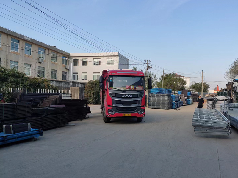 金用護(hù)欄2022年11月10日鋅鋼玻璃護(hù)欄裝車發(fā)貨！