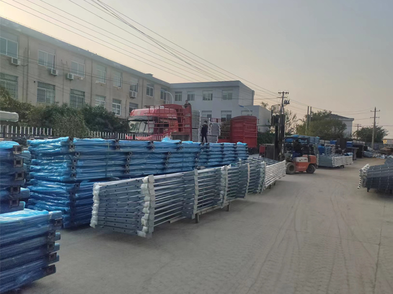 金用護(hù)欄2022年11月11日鋅鋼玻璃欄桿裝車發(fā)貨！