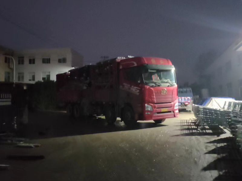 金用護(hù)欄2022年11月28日鋅鋼玻璃欄桿裝車發(fā)貨！