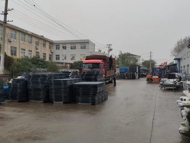  金用護(hù)欄2022年11月29日鋅鋼百葉窗裝車發(fā)貨！