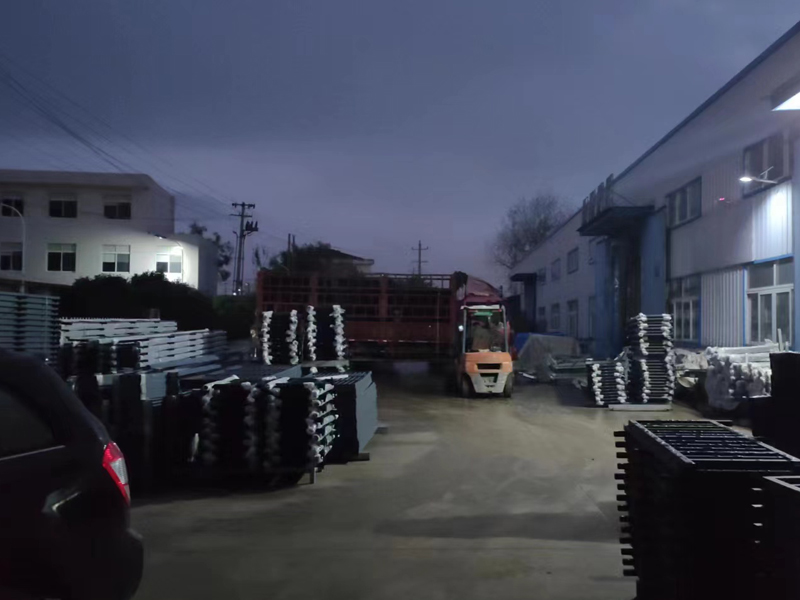 金用護(hù)欄2022年12月3日鋅鋼百葉窗裝車(chē)發(fā)貨！