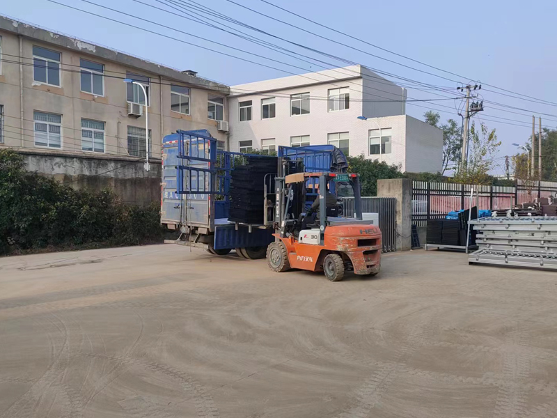 金用護(hù)欄2022年12月6日鋅鋼飄窗護(hù)欄裝車發(fā)貨！