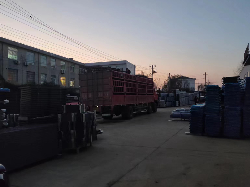 金用護(hù)欄2022年12月13日鋅鋼空調(diào)護(hù)欄裝車發(fā)貨！