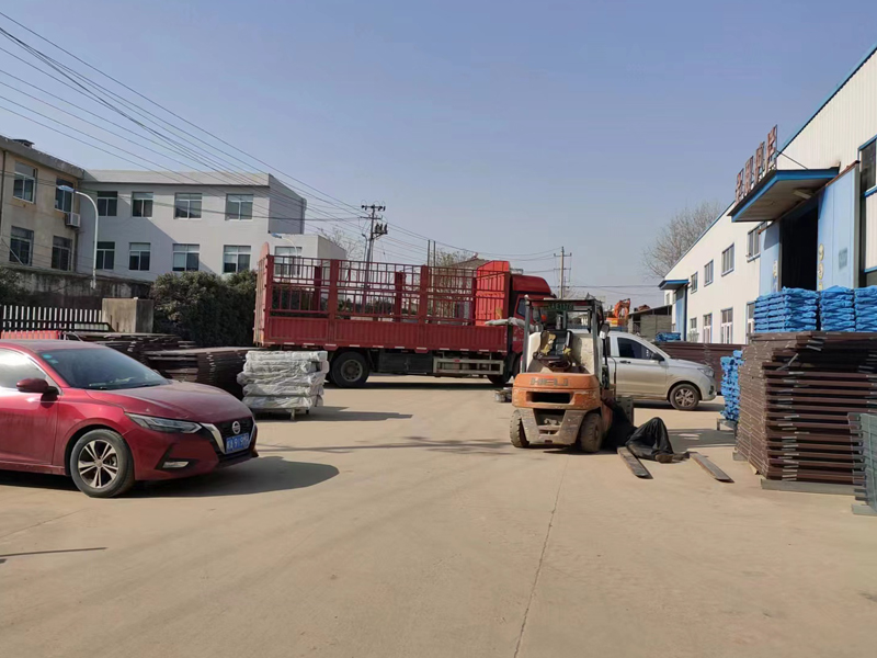 金用護(hù)欄2022年12月21日鋅鋼連廊護(hù)欄裝車發(fā)貨！