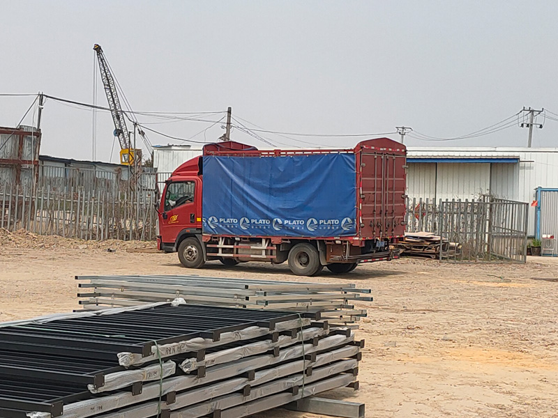 金用護(hù)欄2023年3月16日鋅鋼連廊欄桿裝車發(fā)貨！