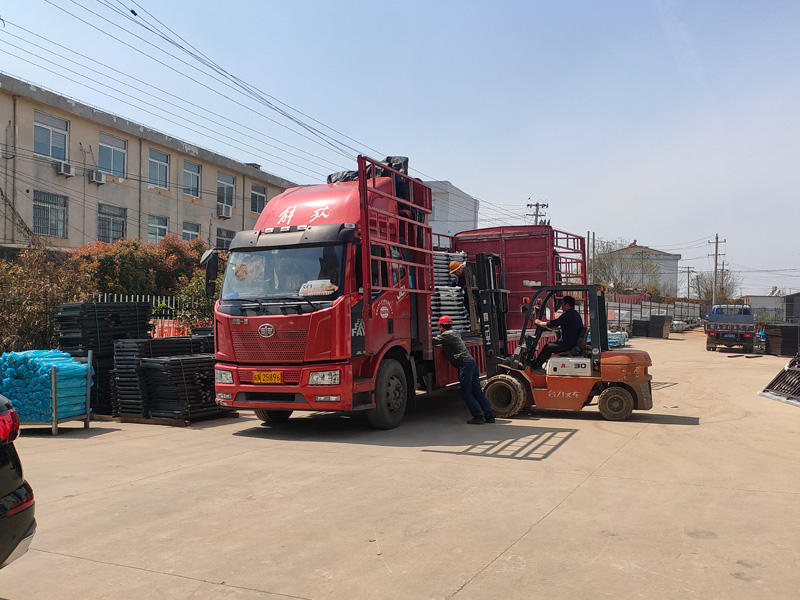 金用護欄2023年3月28日鋅鋼連廊欄桿裝車發(fā)貨！