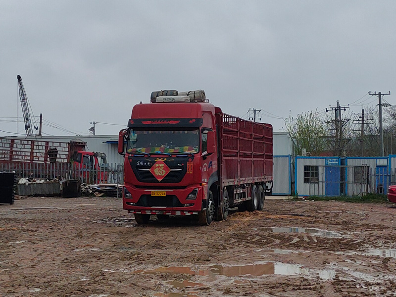 金用護欄2023年4月4日鋅鋼連廊欄桿裝車發(fā)貨！