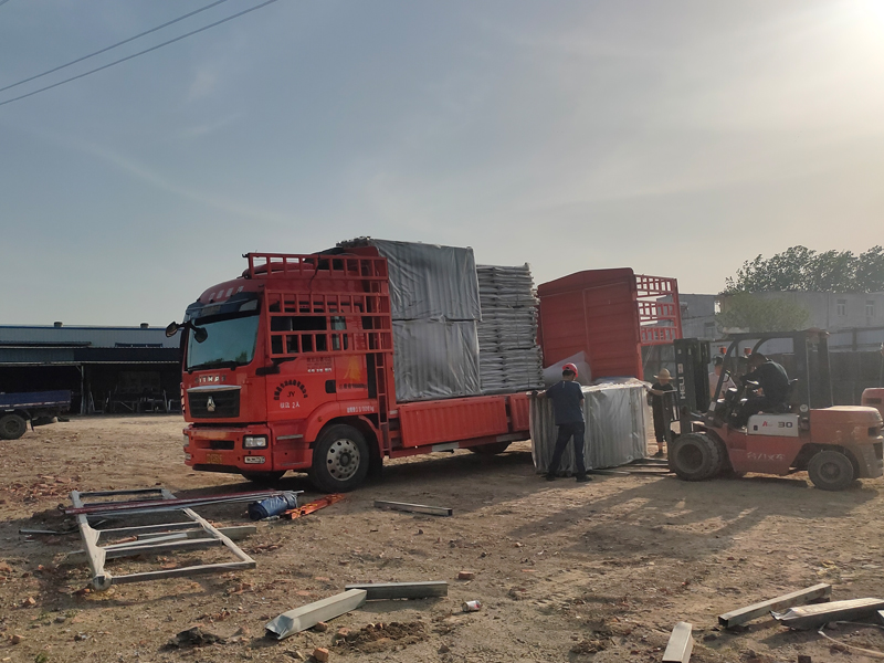 金用護欄2023年4月17日鋅鋼陽臺護窗欄桿裝車發(fā)貨！