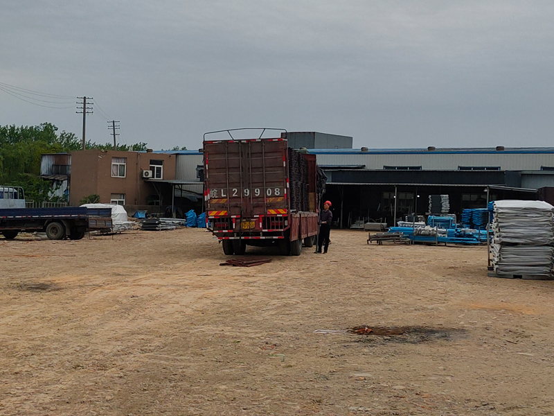 金用護(hù)欄2023年4月22日鋅鋼護(hù)窗欄桿裝車發(fā)貨！