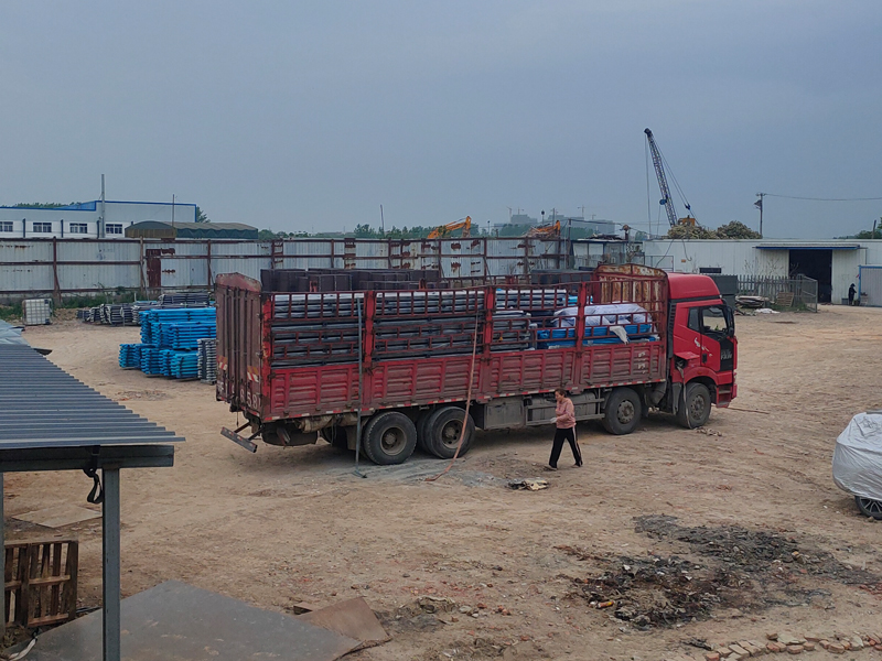 金用護(hù)欄2023年4月23日鋅鋼組裝式欄桿裝車發(fā)貨！