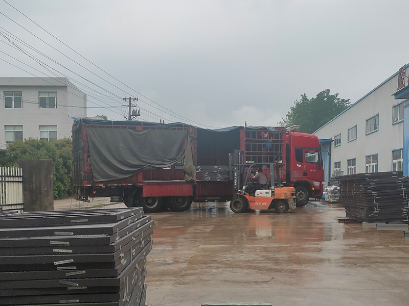 金用護欄2023年5月5日鋅鋼百葉窗裝車發(fā)貨！