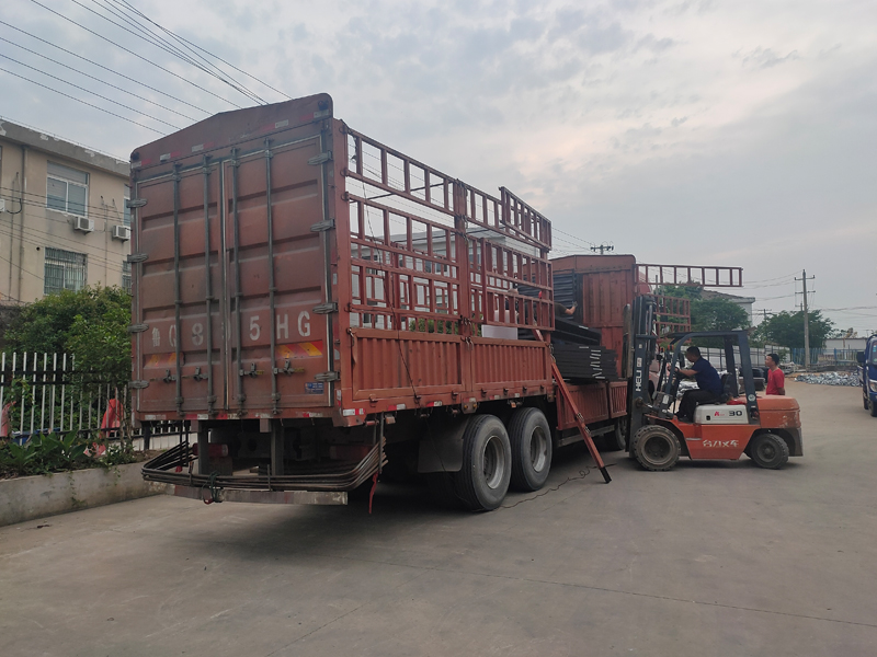 金用護(hù)欄2023年5月18日鋁合金百葉窗裝車(chē)發(fā)貨！