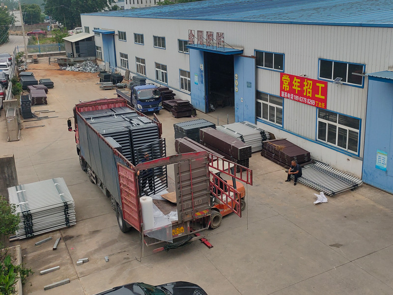 2023年5月26日鋁合金百葉窗裝車發(fā)貨！