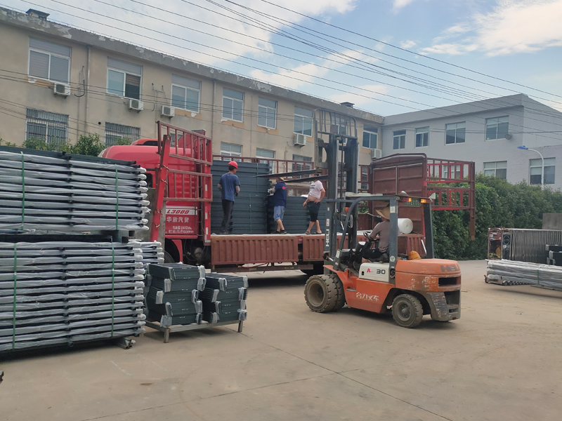2023年7月12日鋅鋼護(hù)窗欄桿裝車發(fā)貨！