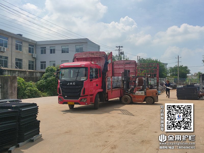 2023年8月3日鋅鋼陽臺(tái)護(hù)欄裝車發(fā)貨！