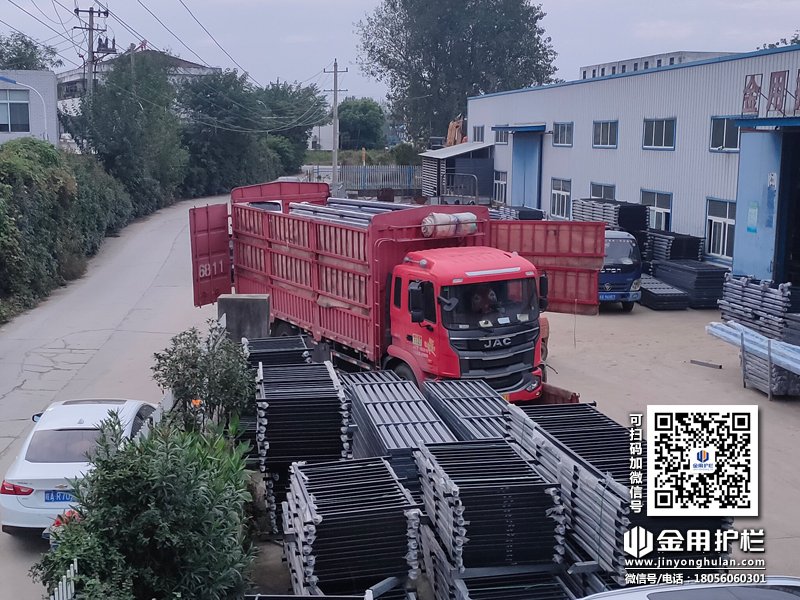 2023年10月10日鋅鋼連廊護(hù)欄裝車發(fā)貨！