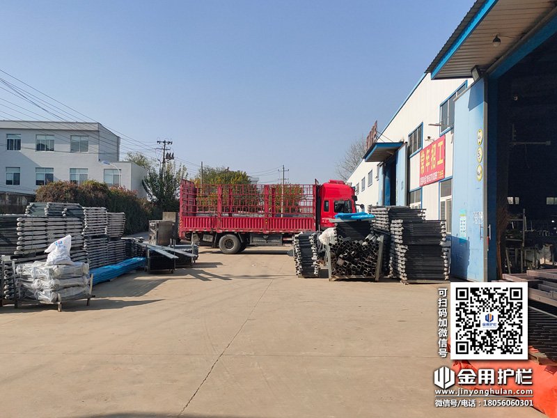 2023年12月2日鋅鋼護(hù)窗欄桿裝車發(fā)貨！