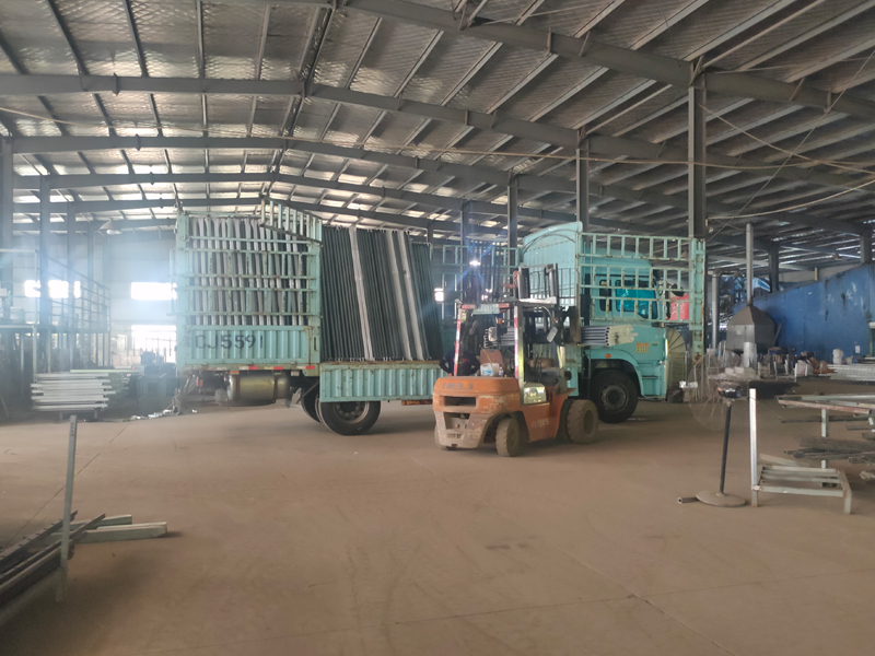 2024年9月3日鋁合金百葉窗裝車發(fā)貨！