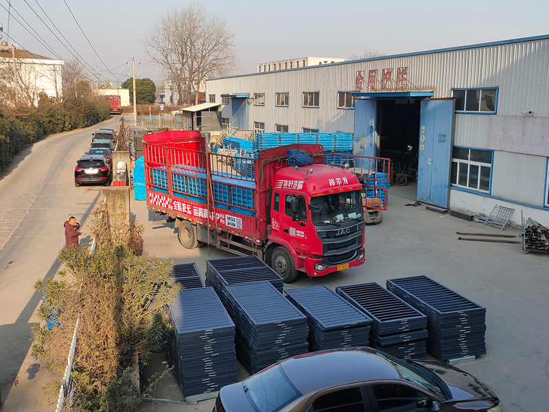 2024年12月27日鋅鋼陽(yáng)臺(tái)護(hù)欄裝車發(fā)貨！