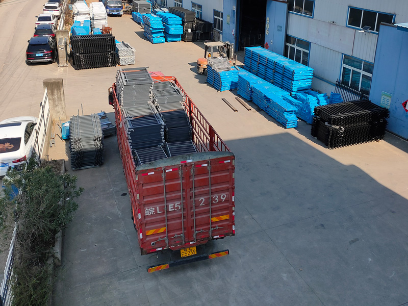 2025年3月18日鋅鋼陽(yáng)臺(tái)護(hù)欄裝車發(fā)貨！