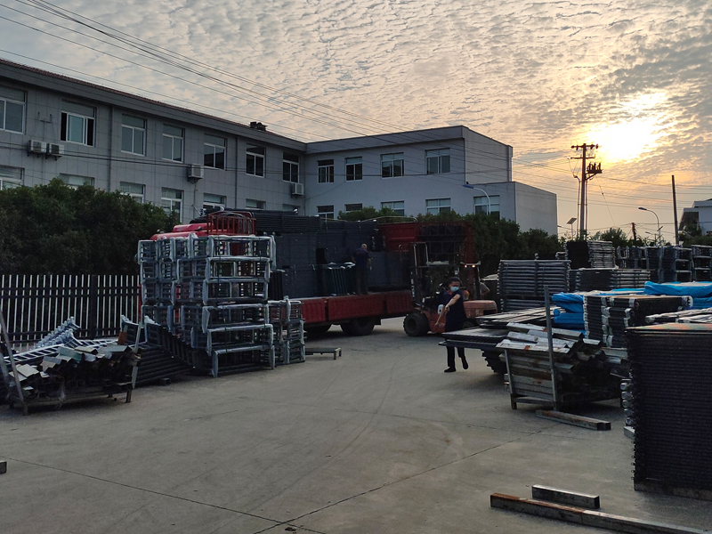 2025年6月10日鋅鋼護(hù)窗欄桿裝車(chē)發(fā)貨！